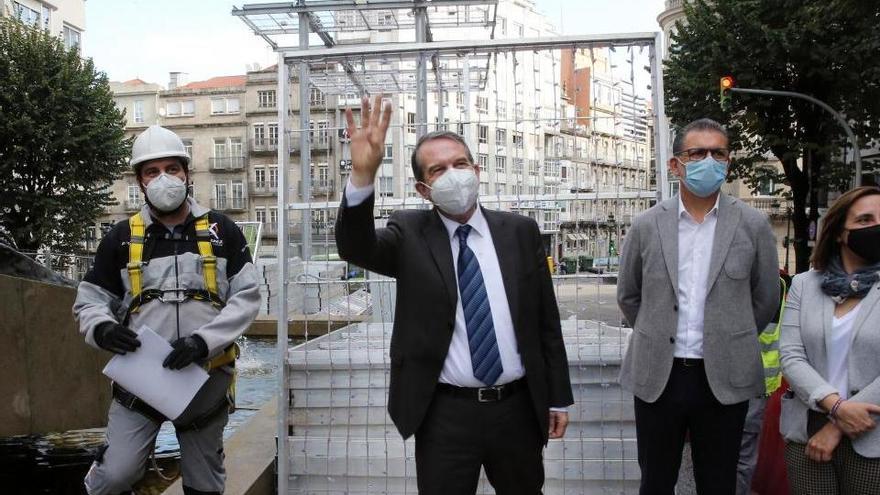 Abel Caballero, ante el montaje de la caja de regalo en la Gran Vía el pasado miércoles. // Marta G. Brea