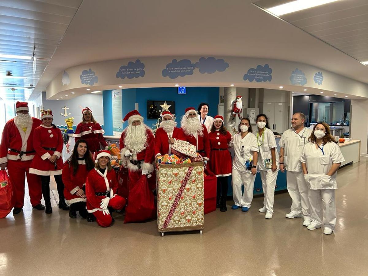 Los Papa Noeles y sus compinches, los médicos y enfermeras de la planta de Pediatría del Cunqueiro