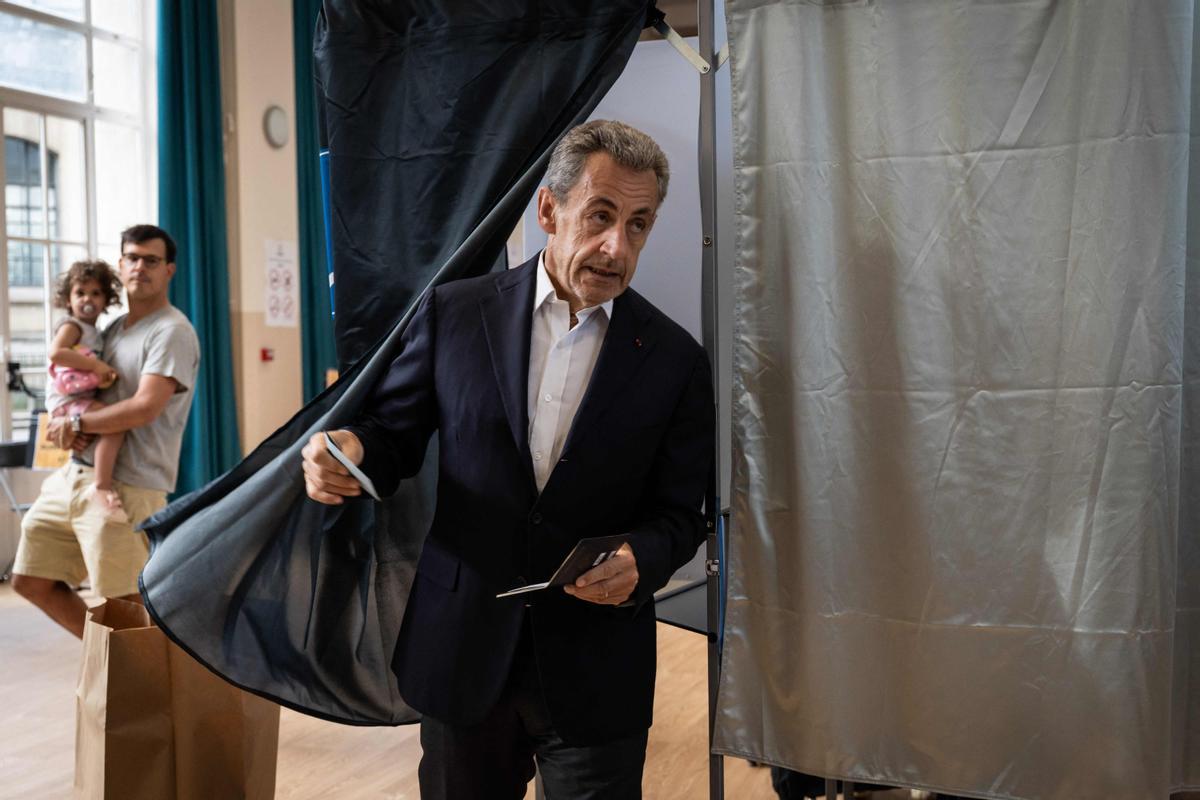 El expresidente francés Nicolas Sarkozy vota en la primera ronda de las elecciones francesas, en París.