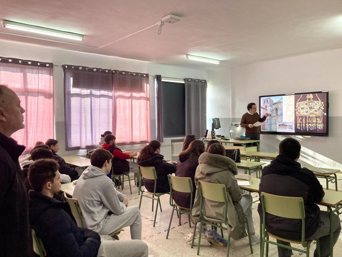 El alumnado de Bachillerato asiste al relato de la fundación del Monasterio, por Miguel Calleja