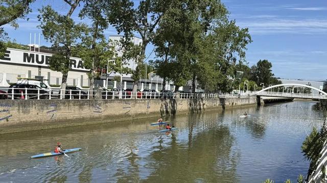 Jóvenes piragüistas del Grupo en el curso bajo del río Piles, el pasado mes de junio, aprovechando la pleamar. | .
