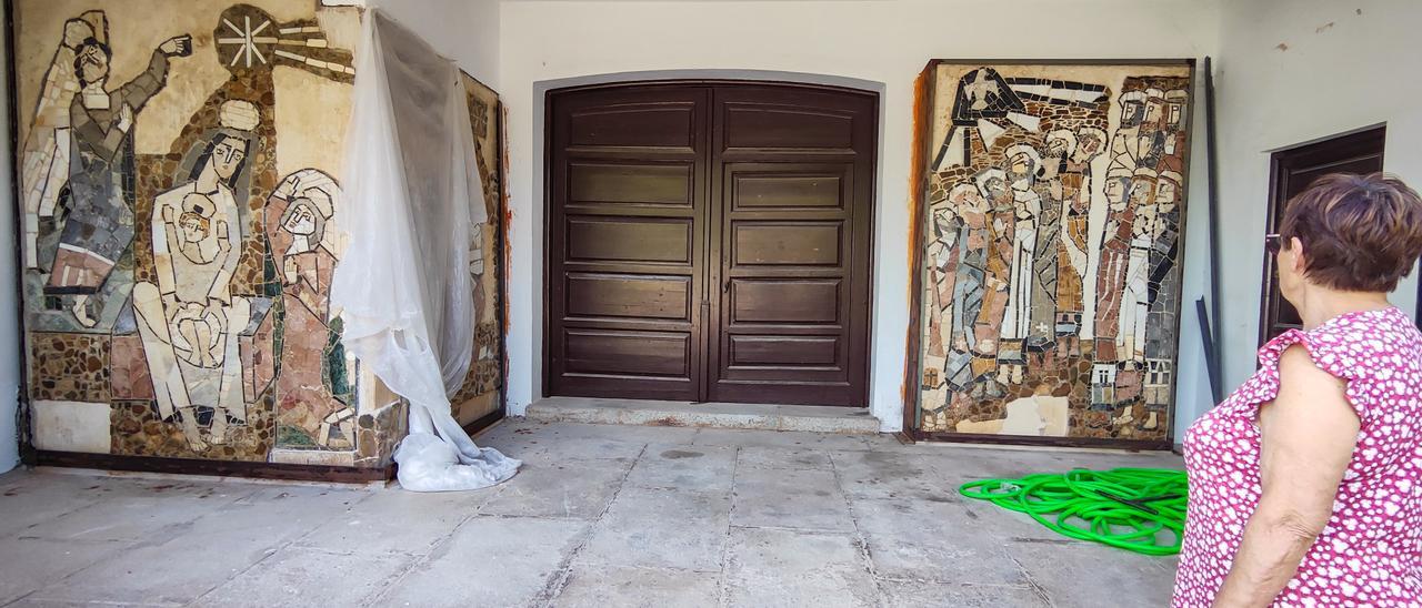 Los mosaicos de Guillermo Silveira, ya calzados en su nueva ubicación en la iglesia de Valdebótoa.