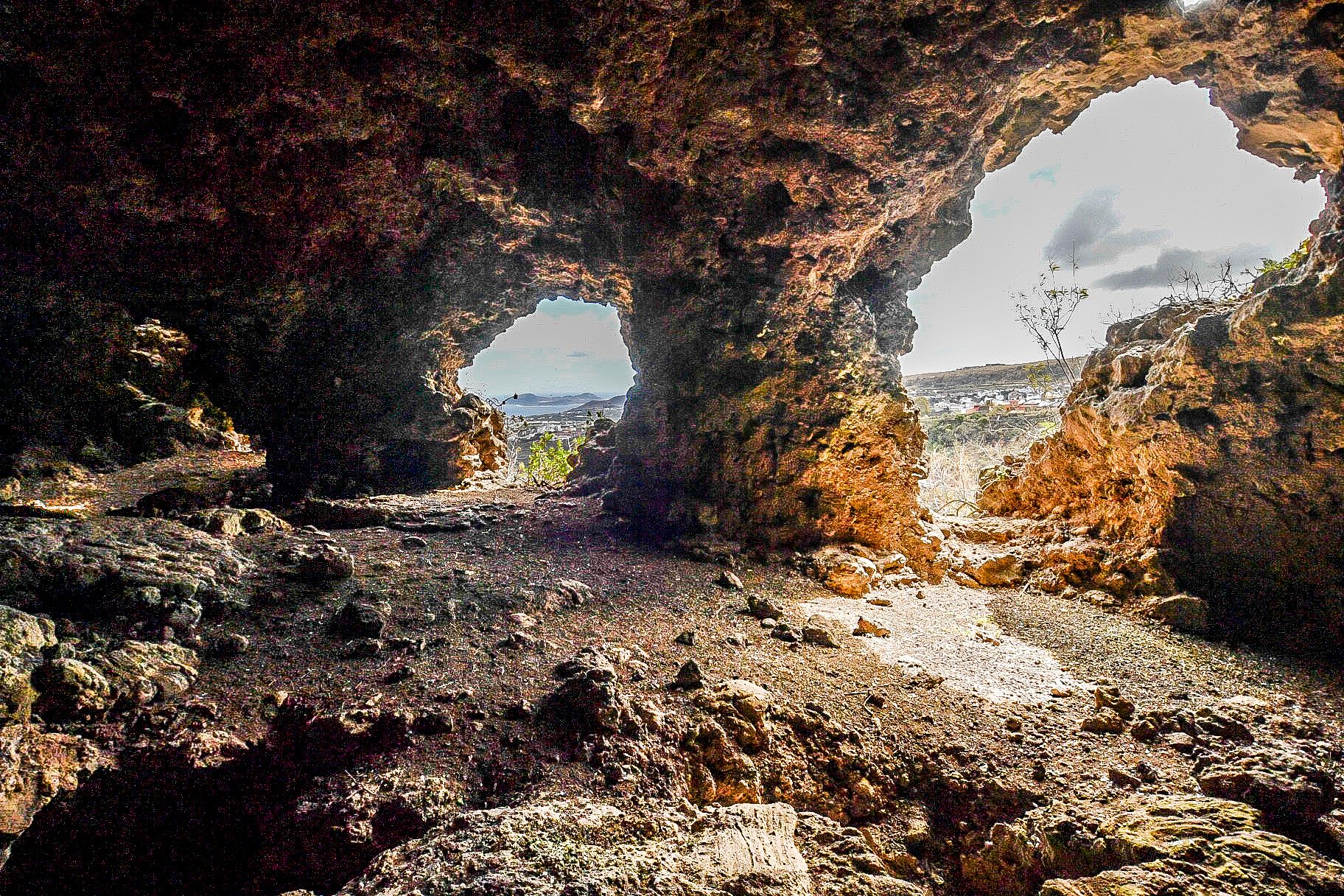 El anunciado proyecto de un centro de interpretación está cogiendo polvo desde hace años en algún cajón, al igual que la campaña de exploración. Y lo último han sido unos desprendimientos, que obligaron desde octubre a cerrar el paso a la zona, y que no han hecho más que castigar a un Bien de Interés Cultual (BIC) declarado en 2009. La Montañeta, en Moya.