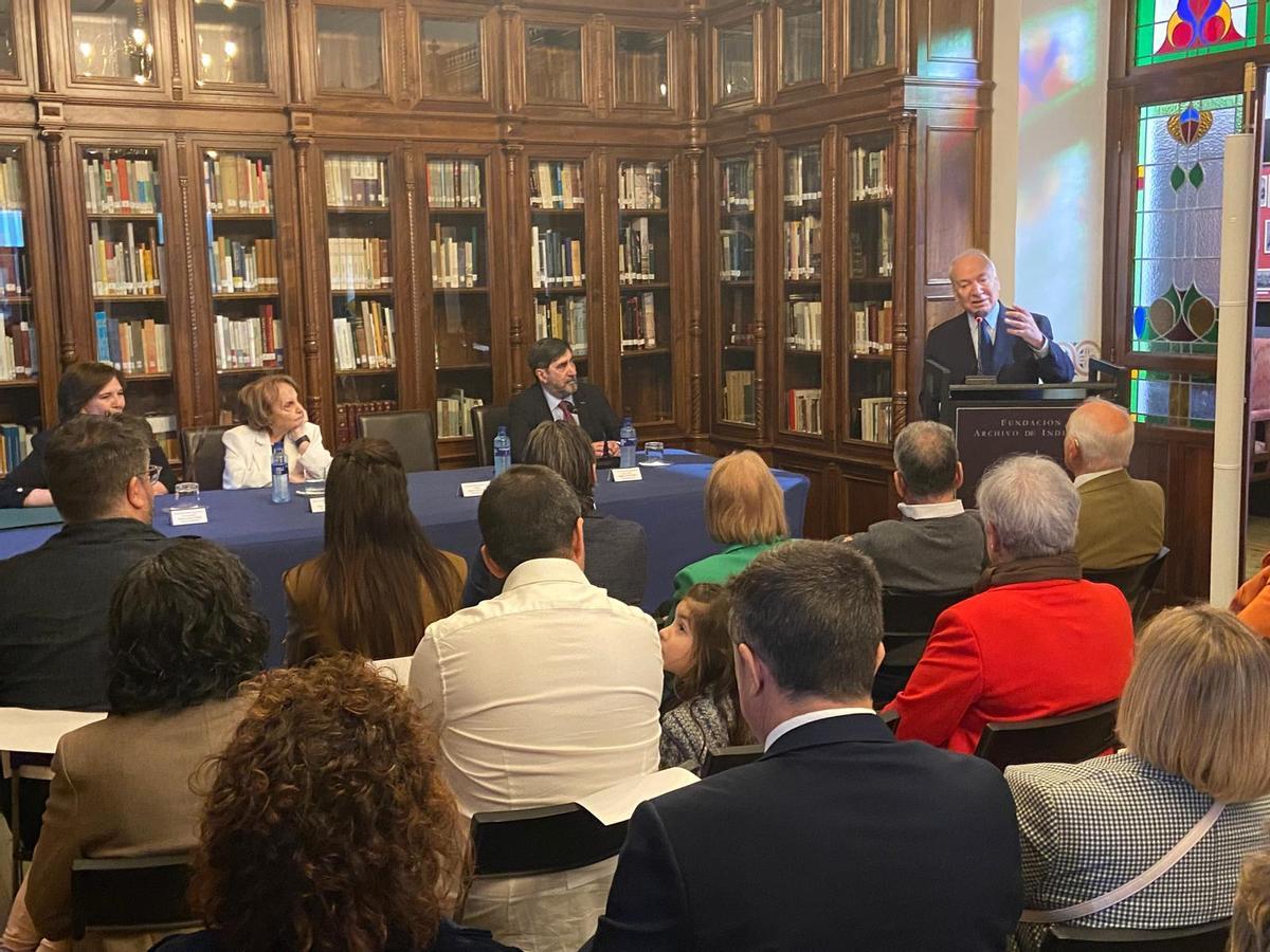 En la mesa, Nayda Fernández, Paz Fernández Felgueroso, Santiago González Romero y, en el atril, Francisco Rodríguez, durante su intervención.