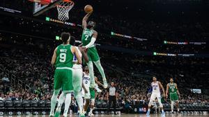 Jaylen Brown hace un mate en el segundo encuentro contra los 76ers 