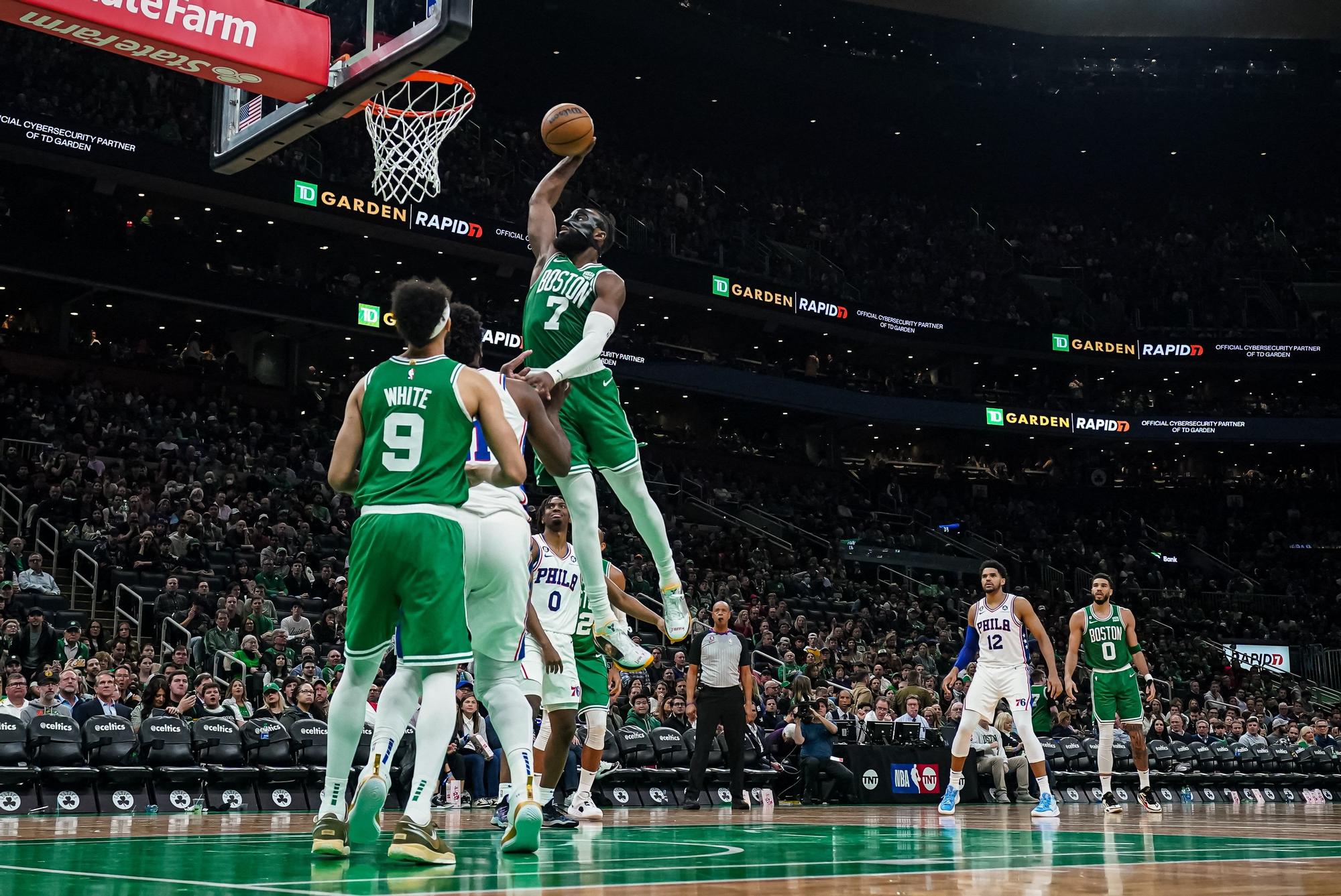 Jaylen Brown hace un mate en el segundo encuentro contra los 76ers