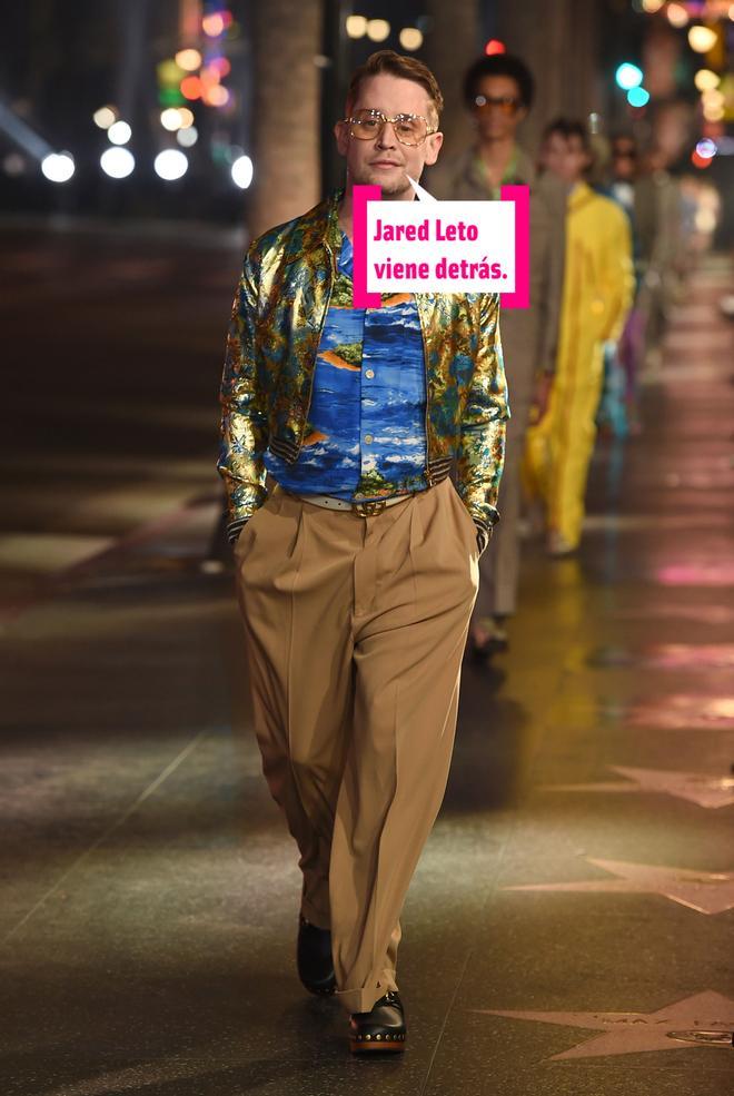 Macaulay Culkin desfila para Gucci en el Hollywood Boulevard