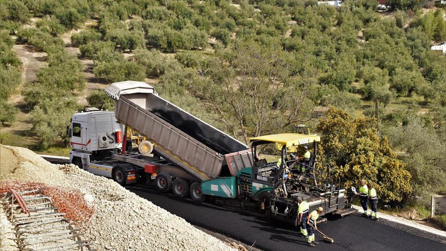 Comienza el asfaltado del paso elevado sobre la A-339 en Priego de Córdoba