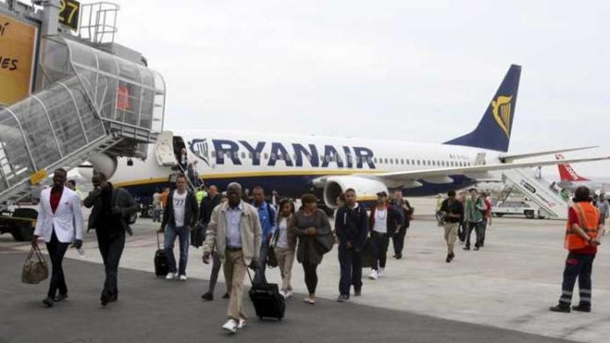 Pasajeros desembarcando a pie de un avión de Ryanair en El Altet.