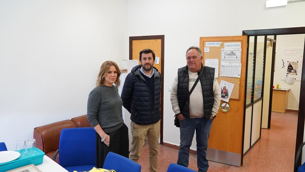 Eva Iglesias, Juan Freije y Rubén Ferrera durante la visita.