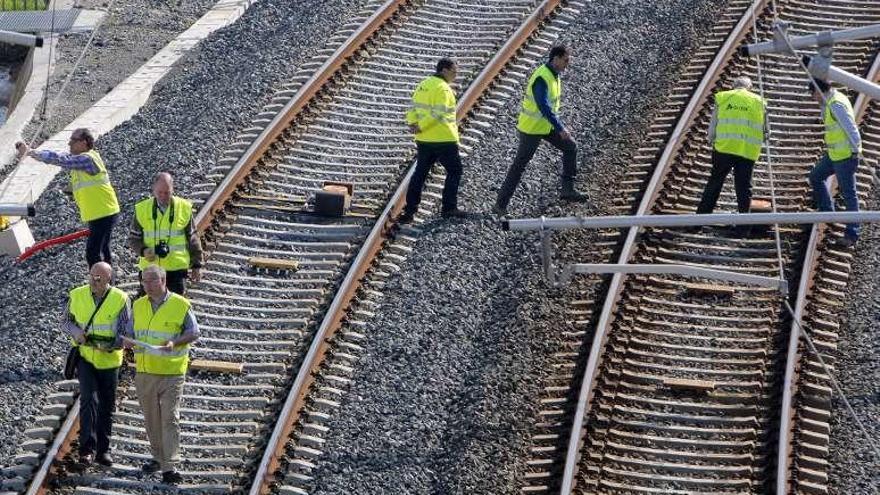 Peritos examinando el tramo de Angrois. // Xoán Álvarez