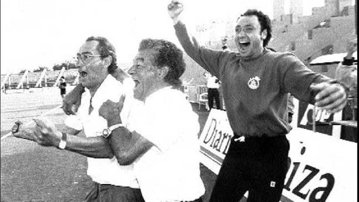 Roberto Puerto, a la izquierda, celebrando con Sa Deportiva