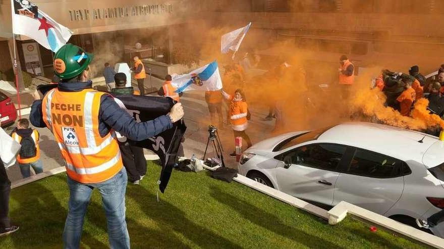 Empleados de Alcoa, ayer, frente al hotel madrileño que acogió la negociación.