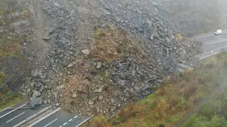 Descomunal argayo en la autopista del Huerna: cortado el tráfico en ambos sentidos