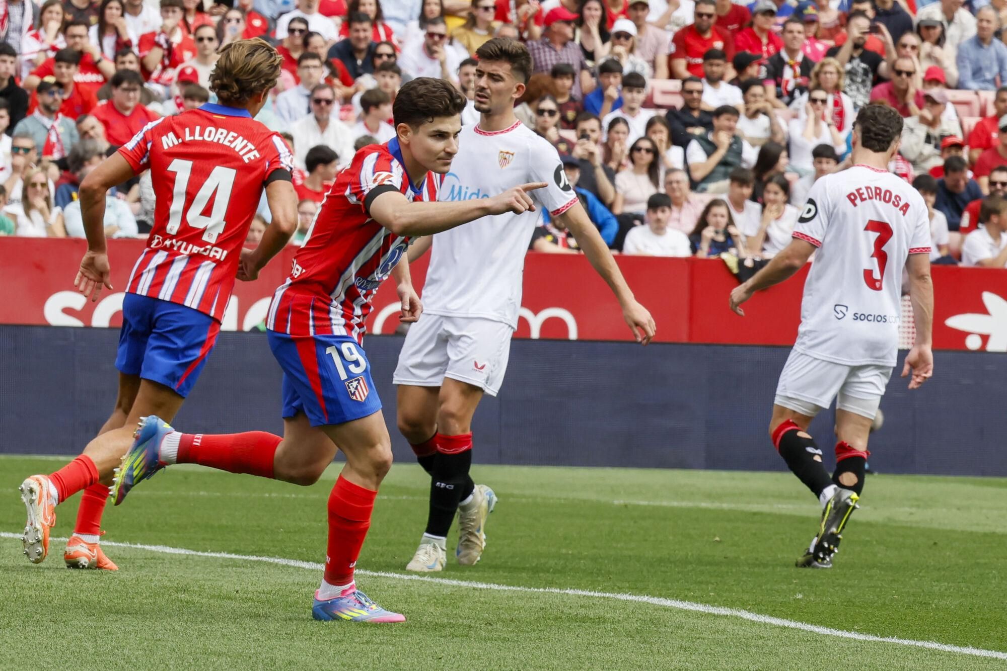 SEVILLA, 06/04/2025.- El delantero argentino del Atlético de Madrid Julián Álvarez (c) celebra el primer gol de su equipo durante el partido de LaLiga entre el Sevilla y el Atlético de Madrid, este domingo en el estadio Sánchez Pizjuán. EFE/ José Manuel Vidal