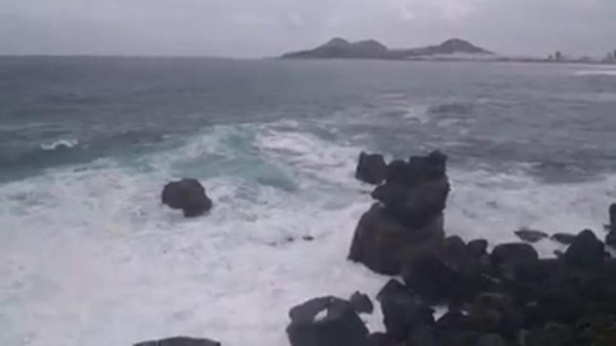 Olas de más de cuatro metros de altura este martes en Canarias