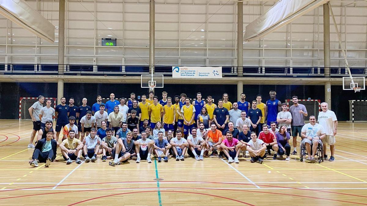 Foto de familia de los jugadores y cuerpo técnico del Granca con los estudiantes de la ULPGC