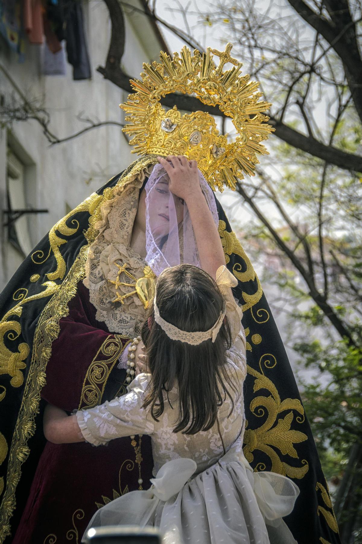 Retirada del velo de la Virgen de los Dolores en Iznate.