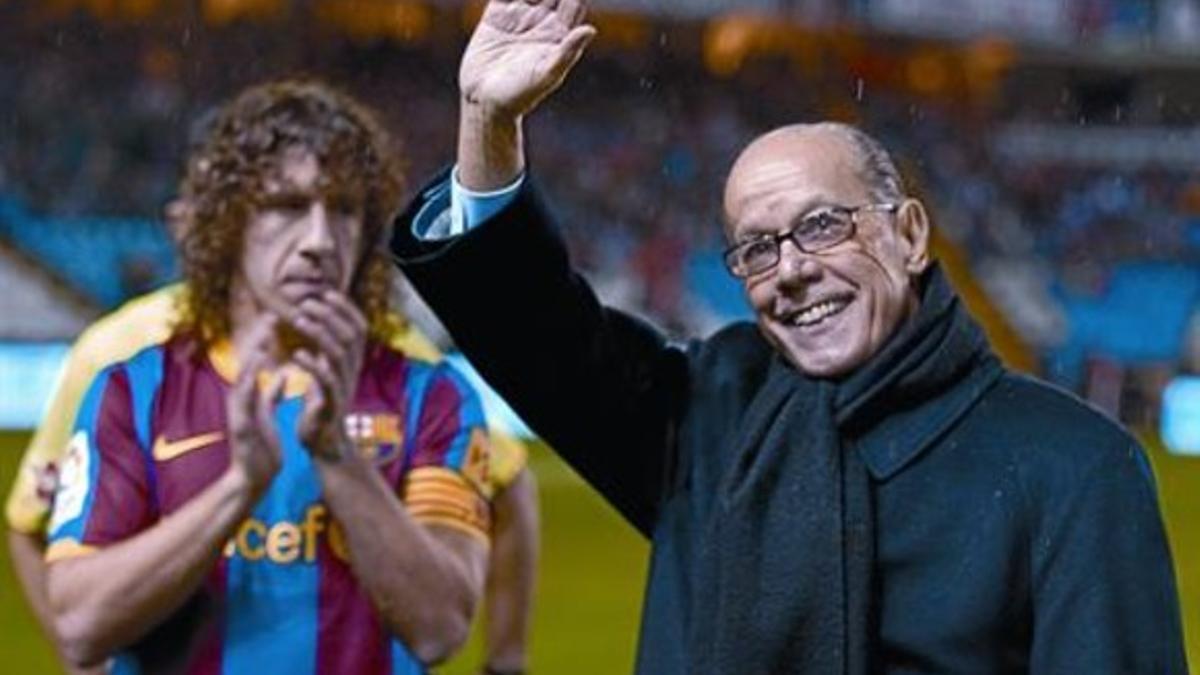 Saludo emocionado 8 Luis Suárez fue homenajeado anoche en Riazor ante la mirada de Carles Puyol.