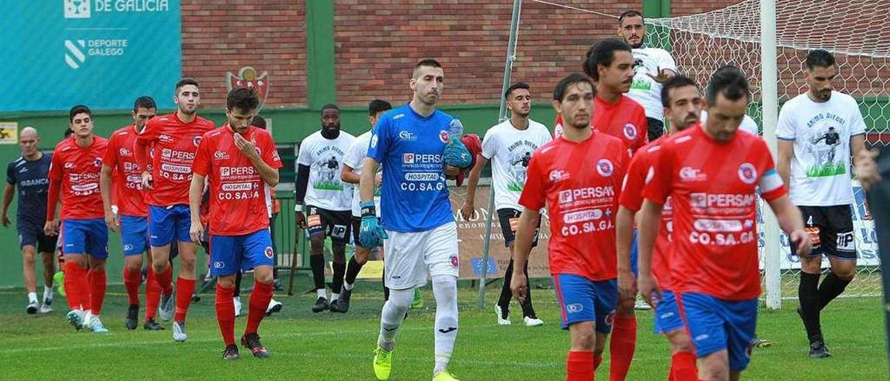 Jugadores de la UD Ourense y el Ourense CF entran en el terreno de juego durante el derbi de la primera vuelta, en el mes de septiembre. // Iñaki Osorio