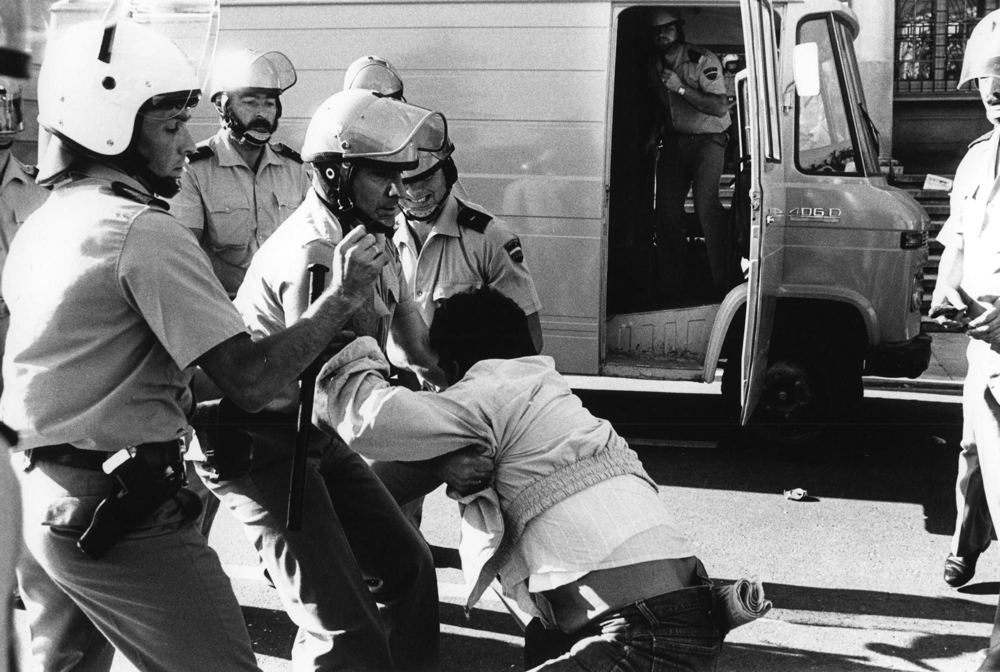 El conflicto de la contribución en Cangas: protestas y un alcalde asediado que no pudo volver a entrar en el Concello