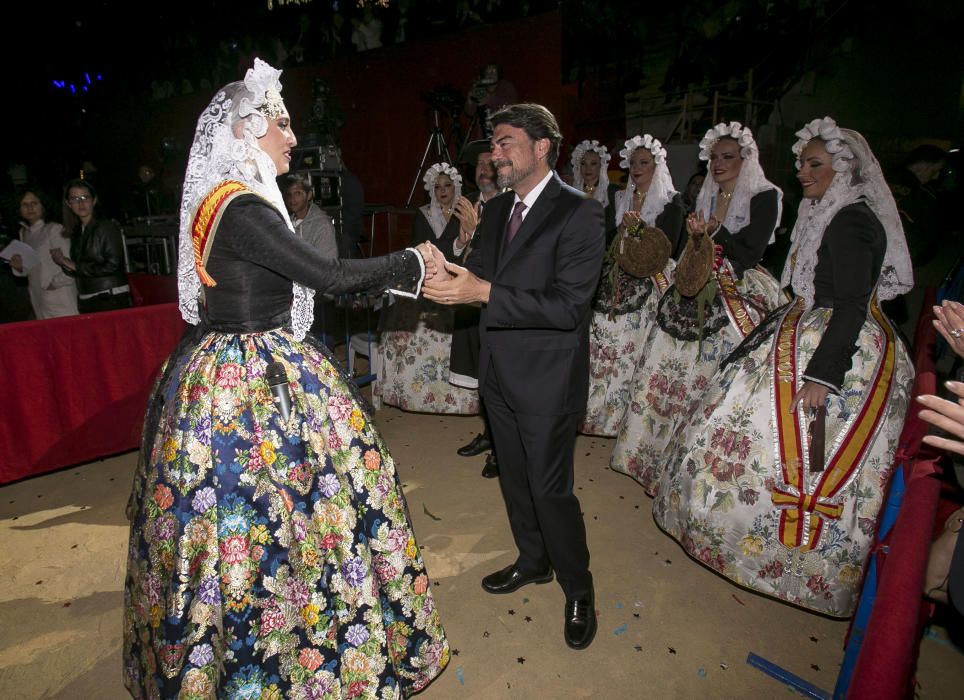 La nueva Bellea del Foc, Isabel Bartual, emocionada anoche tras ser elegida en la Plaza de Toros junto con las Damas del Foc y el alcalde Luis Barcala.