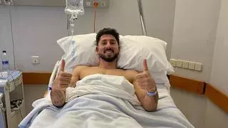 El central del Pontevedra Juanra pasa por quirófano un mes después de romperse la rodilla