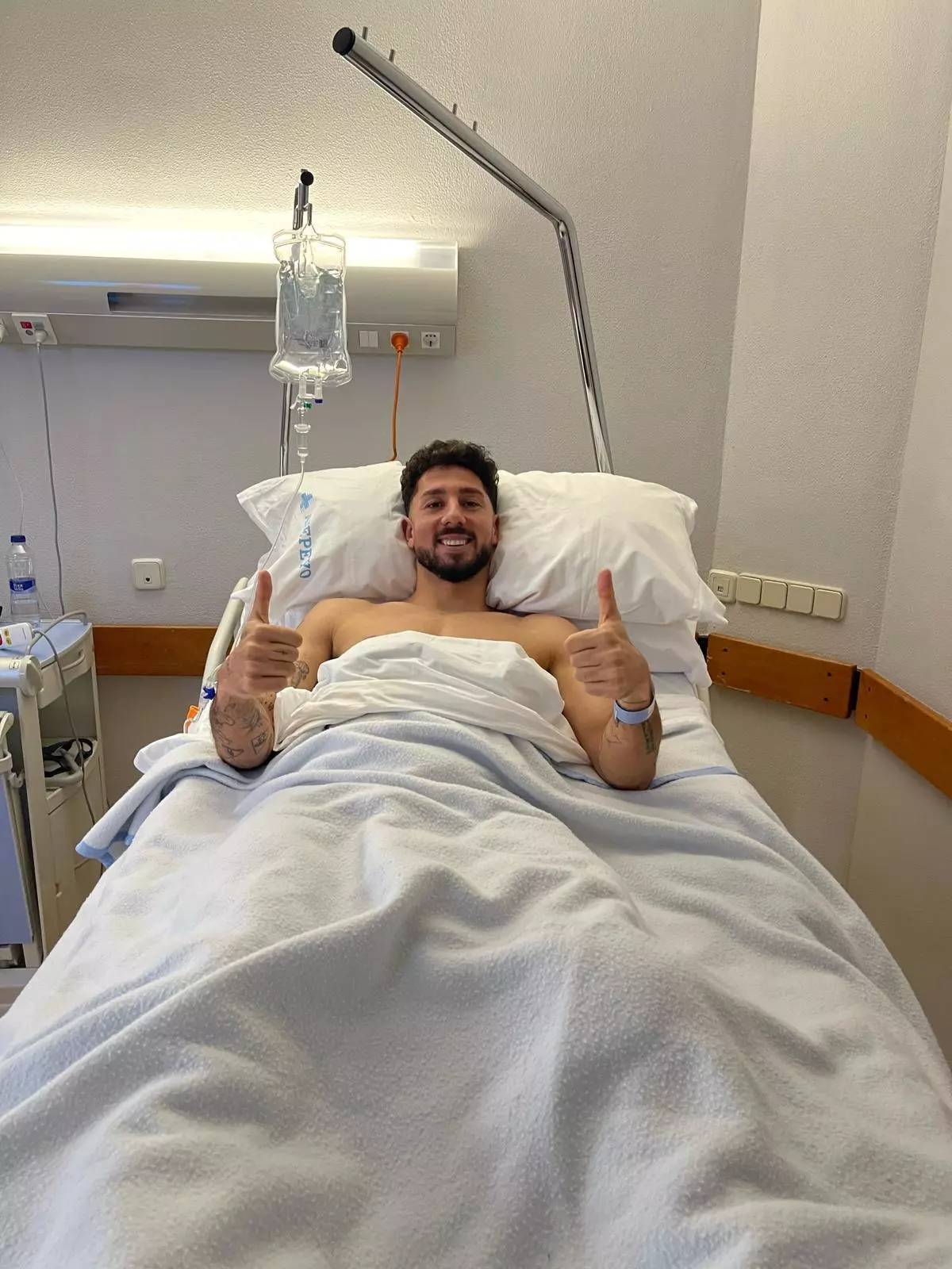 El central del Pontevedra Juanra pasa por quirófano un mes después de romperse la rodilla