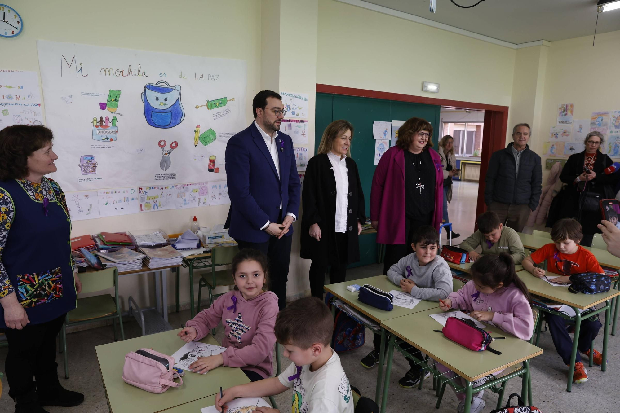 La visita de Adrián Barbón al colegio Lloréu, en Gijón
