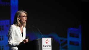 La directora de la Memòria Econòmica, Carme Poveda, durante la celebración del acto de presentación oficial de la Memòria Econòmica de Catalunya 2025, a 25 de junio de 2026, en Barcelona (Catalunya, España). Este relevante encuentro socioeconómico, desarrollado en el histórico edificio de la Llotja de Mar, cuenta con la presidencia del presidente de la Generalitat, Salvador Illa, acompañado por los consellers Alícia Romero, Miquel Sàmper y Eva Menor, junto al presidente de la Cambra de Barcelona, Josep Santacreu, la directora del informe Carme Poveda y el catedrático Oriol Amat, con el objetivo de desgranar el balance financiero, la evolución del PIB regional y los retos de competitividad del tejido empresarial catalán. 25 JUNIO 2026 David Zorrakino / Europa Press 25/06/2026. Carme Poveda;David Zorrakino