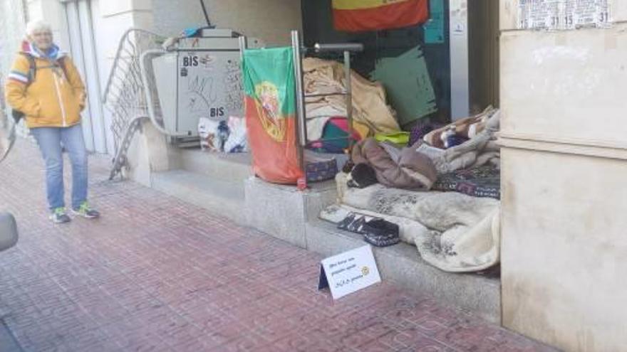 Una persona sin hogar duerme en una entidad bancaria de Torrevieja.