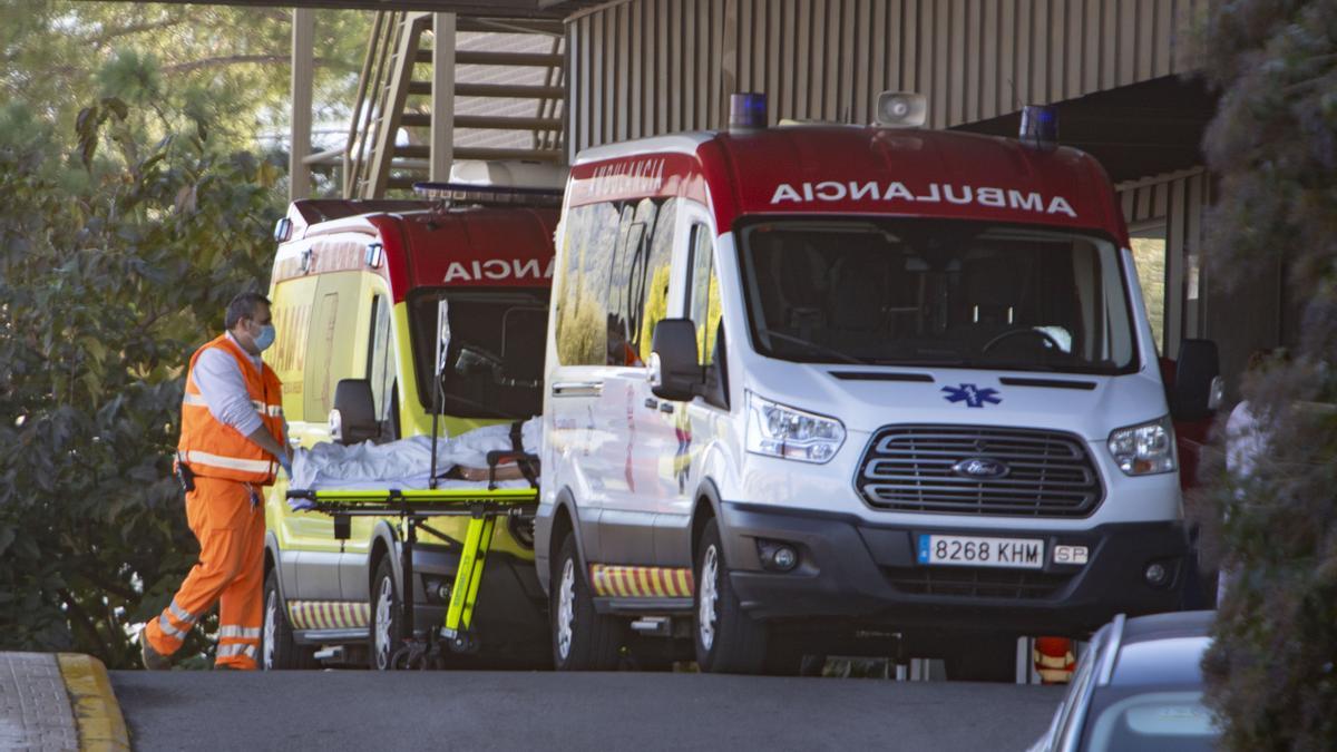 Ambulancias a las puertas del hospital Lluís Alcanyís.