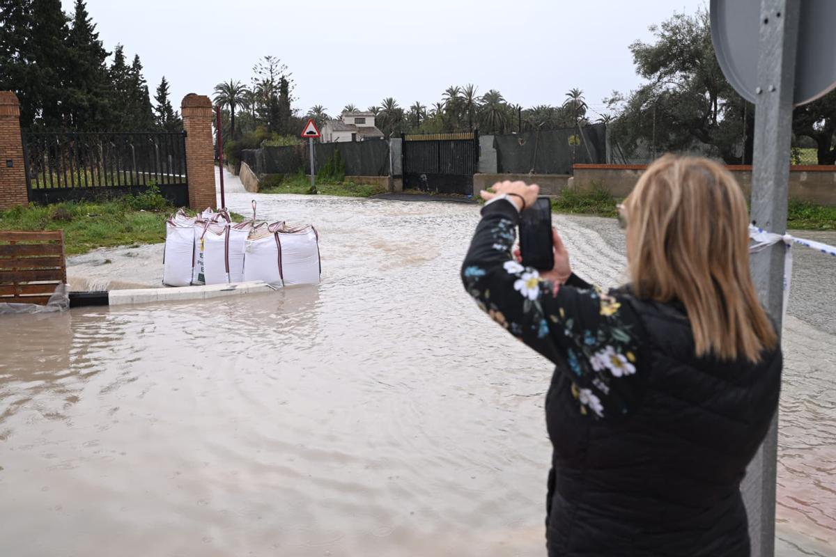 El barranco de San Antón en Elche se desborda en la carretera de Santa Pola