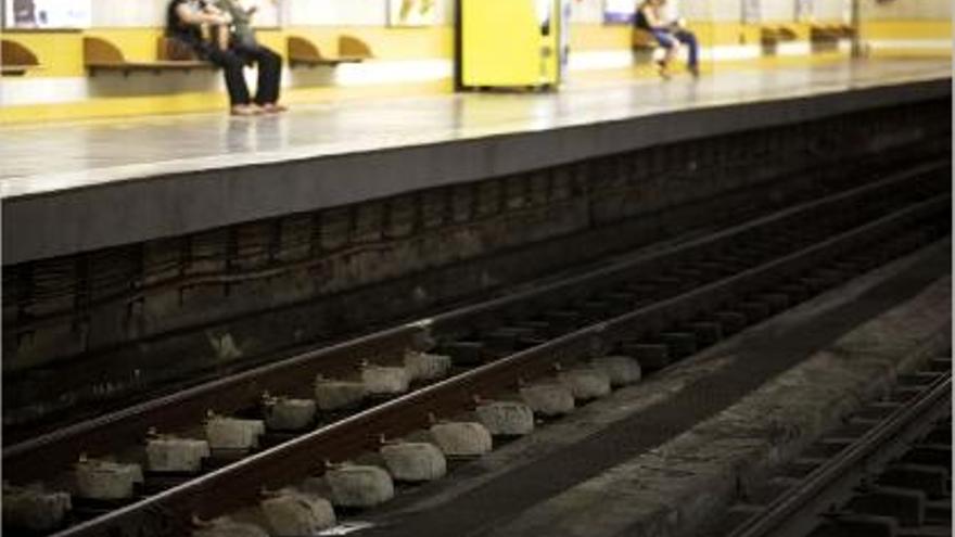 Tramo de vía renovado (el de las traviesas más claras) en la estación de Jesús.