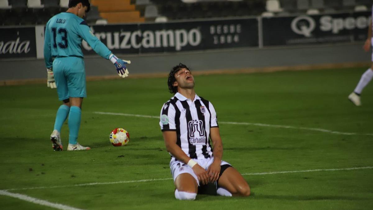Borja Domingo se lamenta tras fallar una ocasión durante la primera parte del partido.