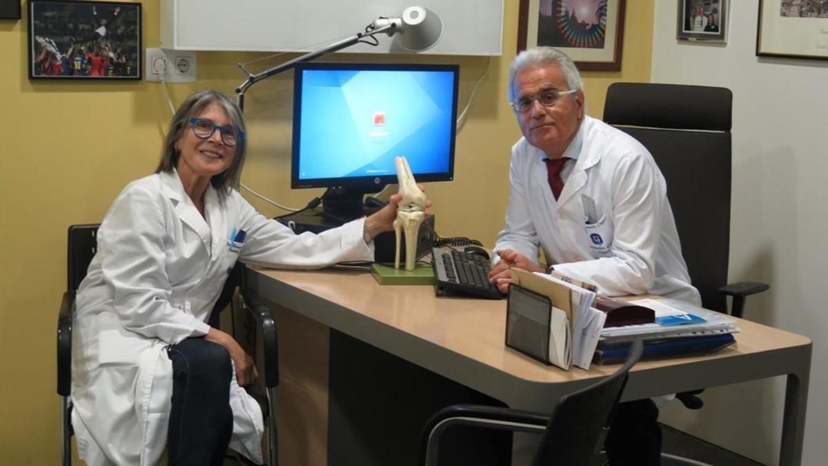 La patóloga Montse García Balletbó y el doctor Ramón Cugat, en su despacho.
