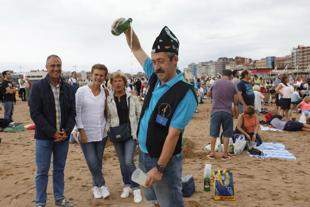 Gijón bate el récord de escanciado simultáneo de sidra