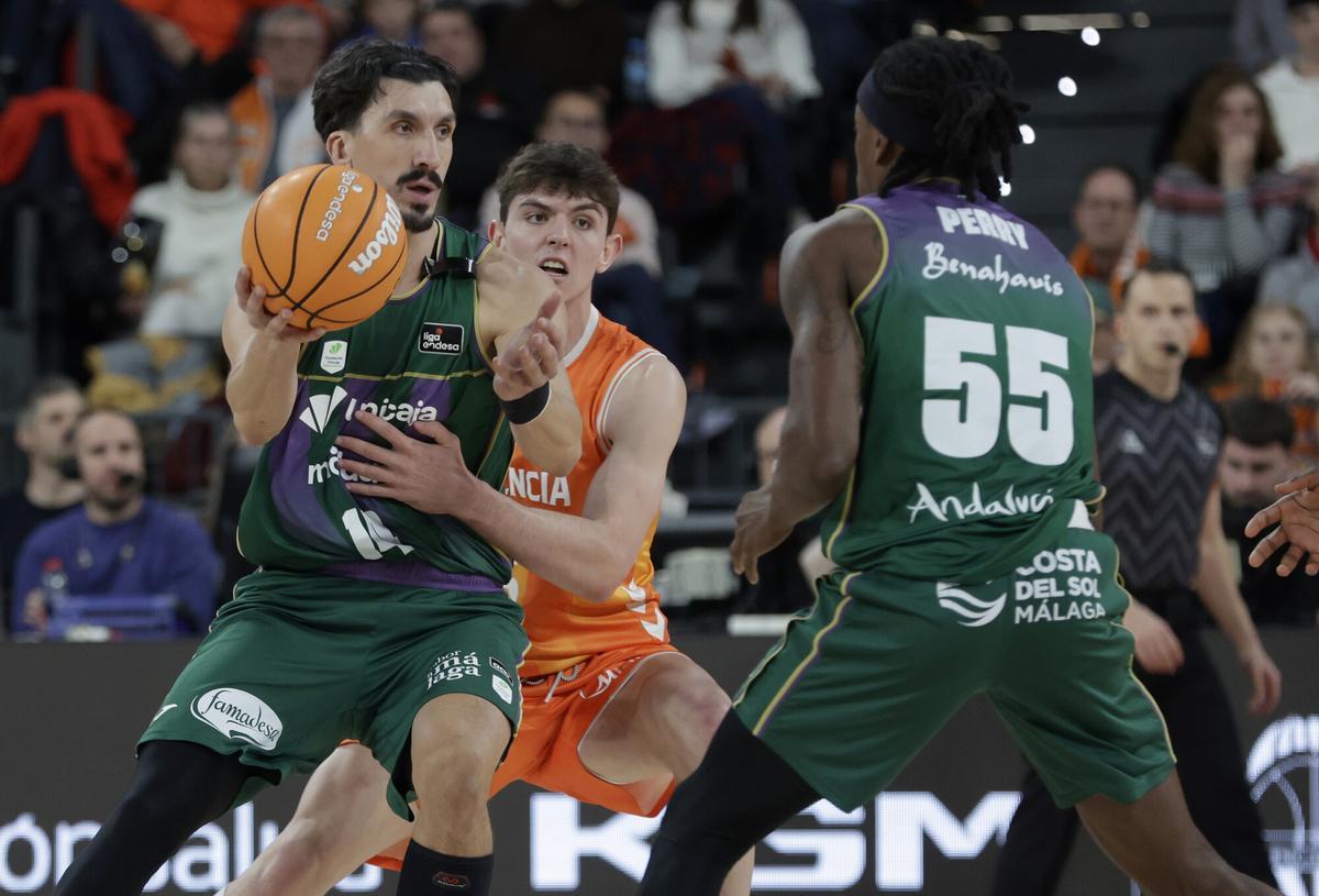 El Unicaja sacó un triunfo del Roig Arena, pese a que el balance es de 5-4 fuera en ACB.