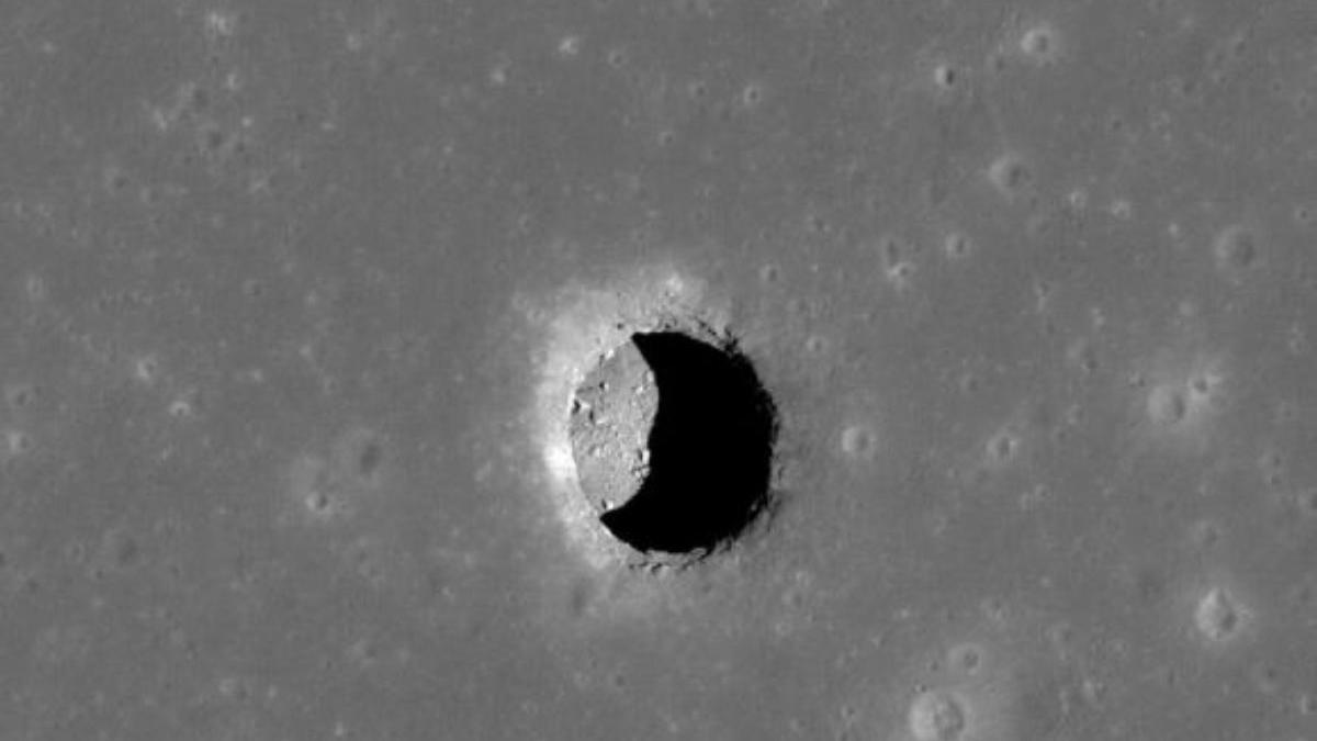 Vista del cráter Mare Tranquillitatis en la Luna: el pozo de 100 metros puede proporcionar acceso a un tubo de lava lunar.