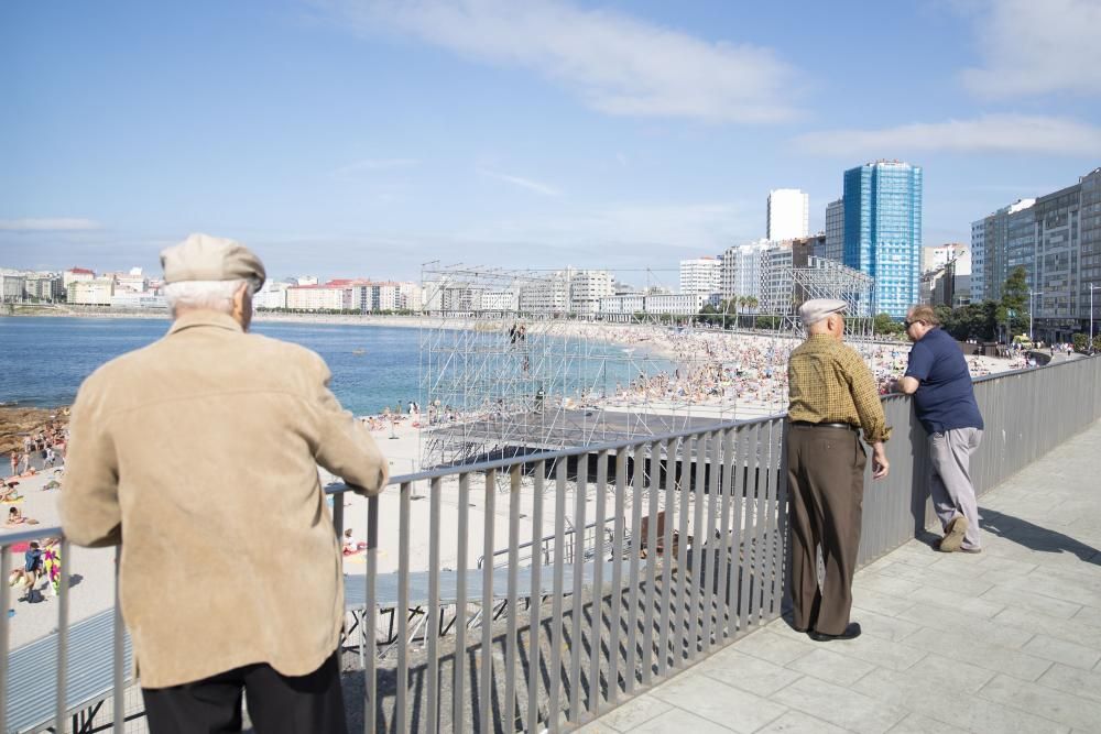 Montaje del escenario de la playa de Riazor