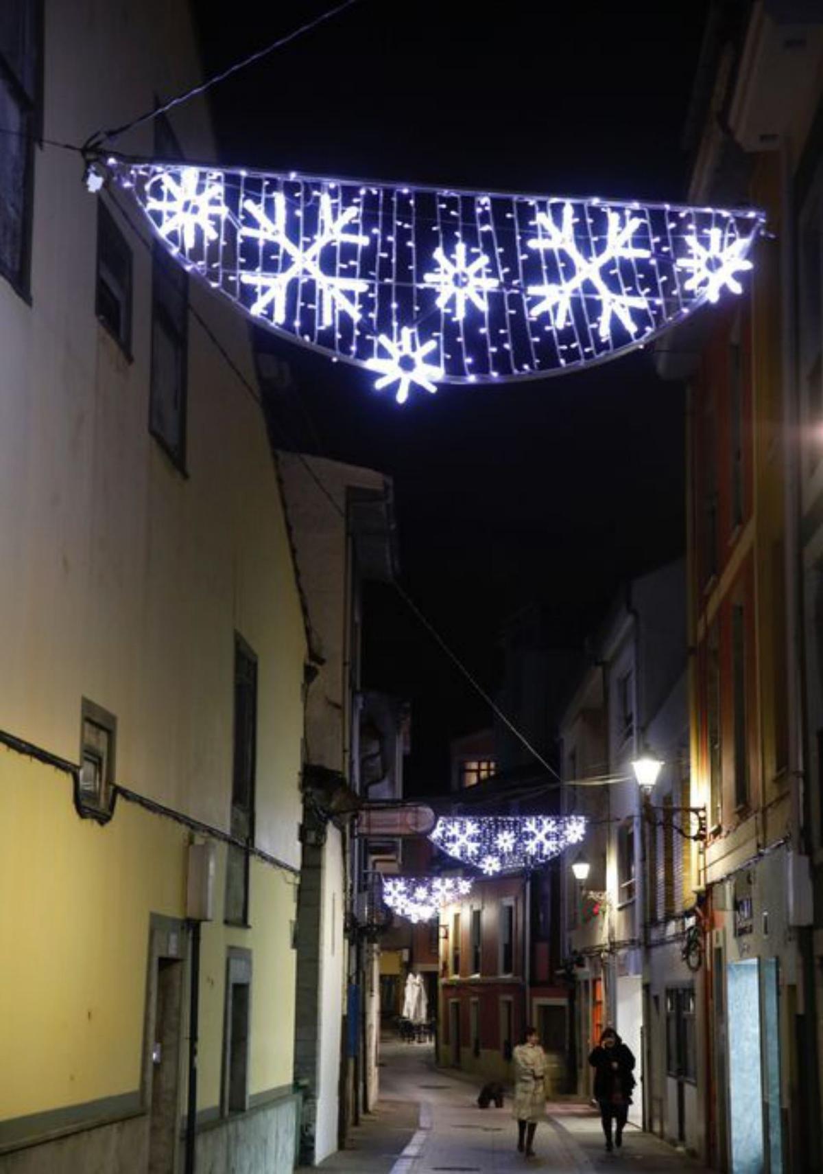 La magia navideña inunda las calles de Luanco de luz y color