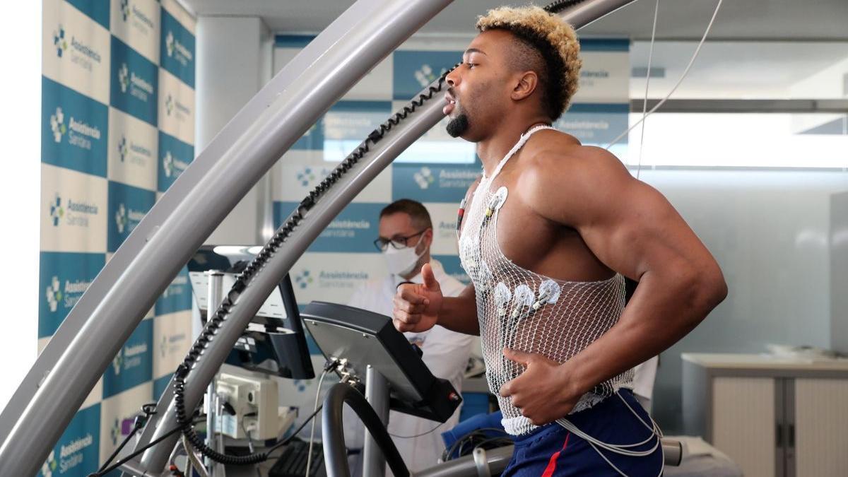 Adama Traoré pasa reconocimiento médico con el FC Barcelona.