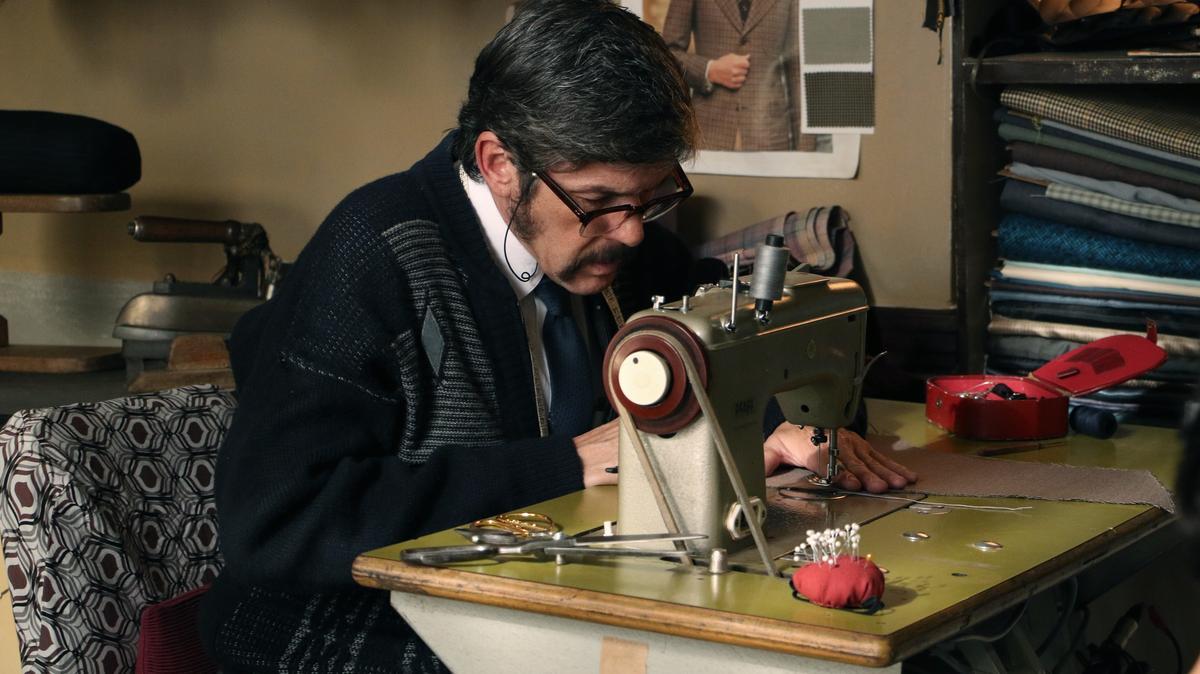 El actor Héctor García tuvo que aprender a usar la máquina de coser.
