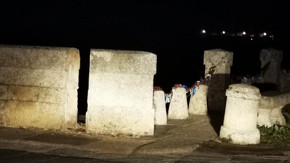 Foto tomada esta noche de los daños causado en el puente.