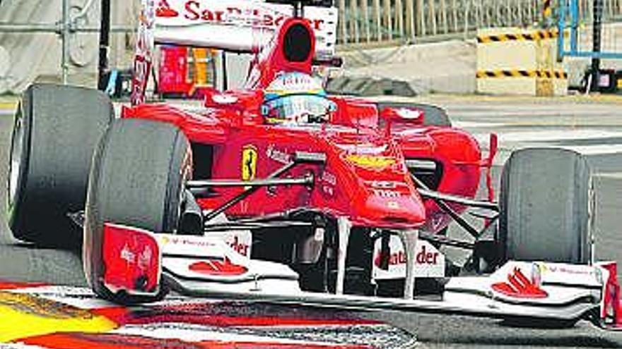 Alonso pasa por una de las chicanes del circuito de Montecarlo.