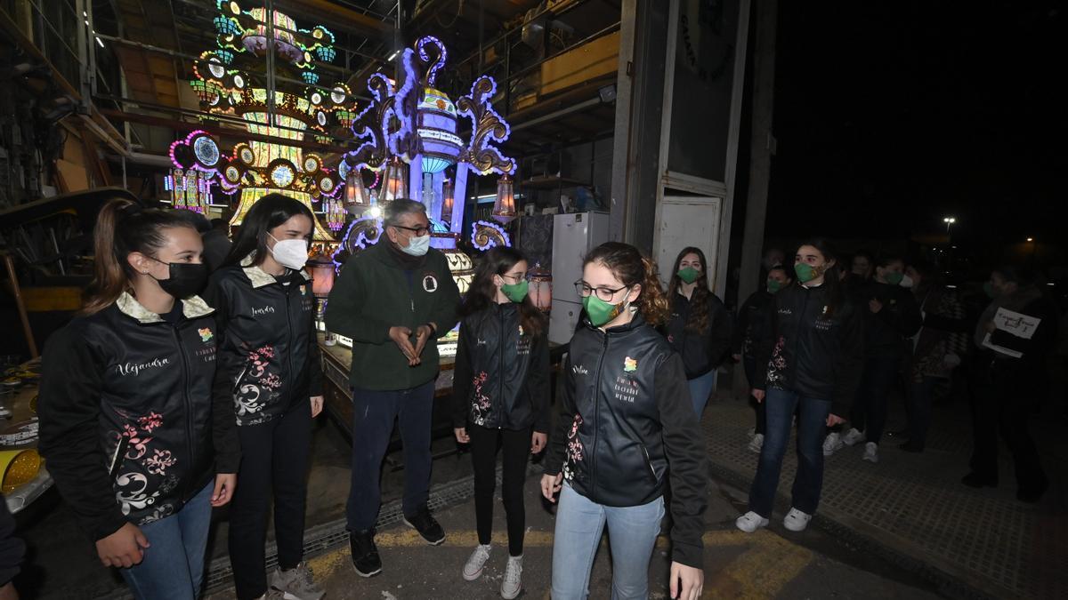 Los representantes de la gaiata 15 esperan a la comitiva junto a sus monumentos.