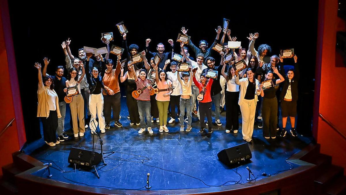 Los jóvenes músicos y los profesionales, en el Teatro Hespérides de Guía.