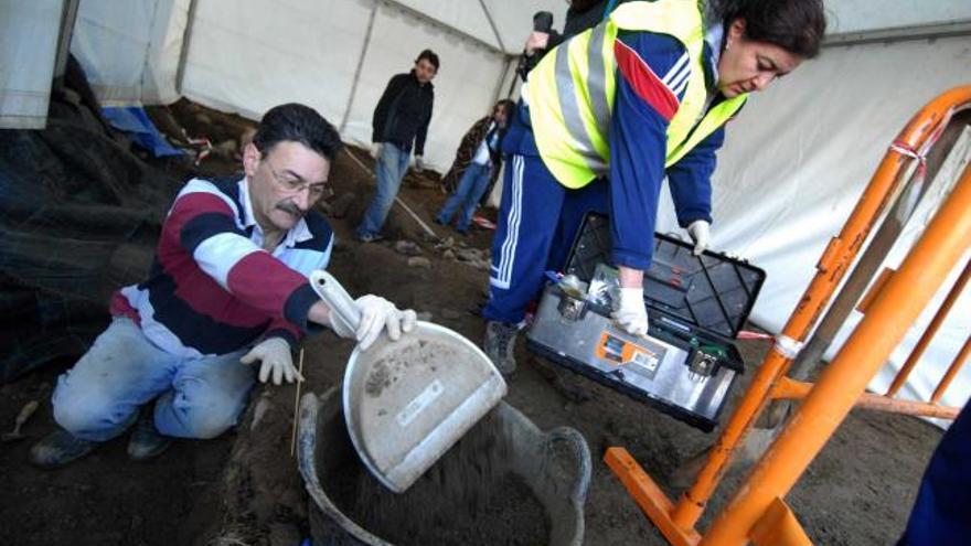 Familiares trabajando en la exhumación de Cabacheros, en noviembre de 2009.