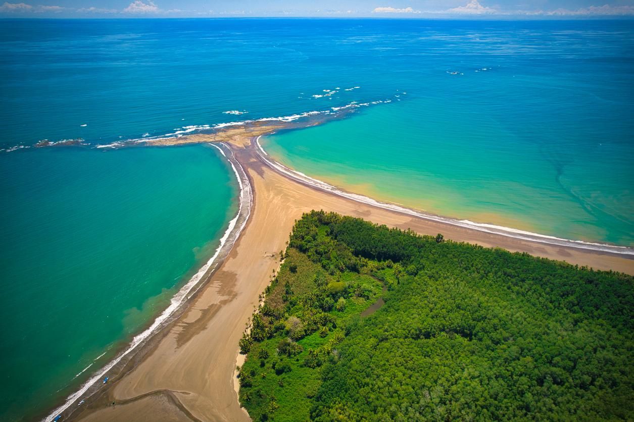 Vista aérea del parque nacional Bahía Ballena en Uvita, Puntarenas, Costa Rica.