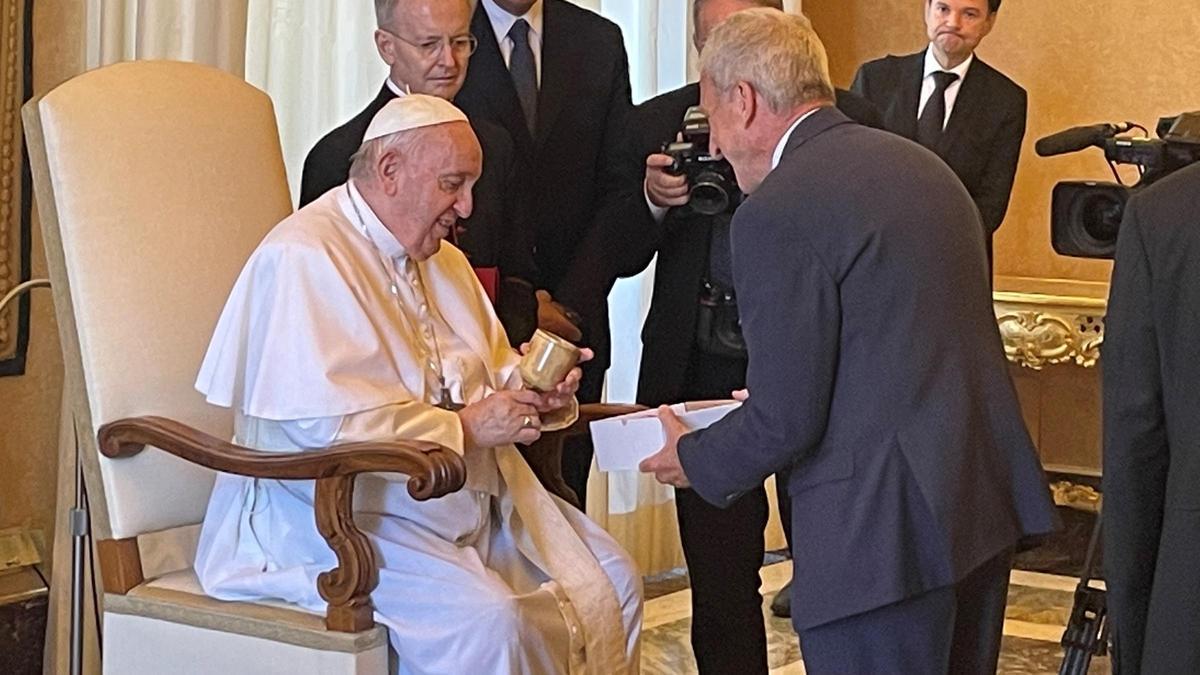 Manuel Bretón, presidente de Cáritas, con el Papa Francisco